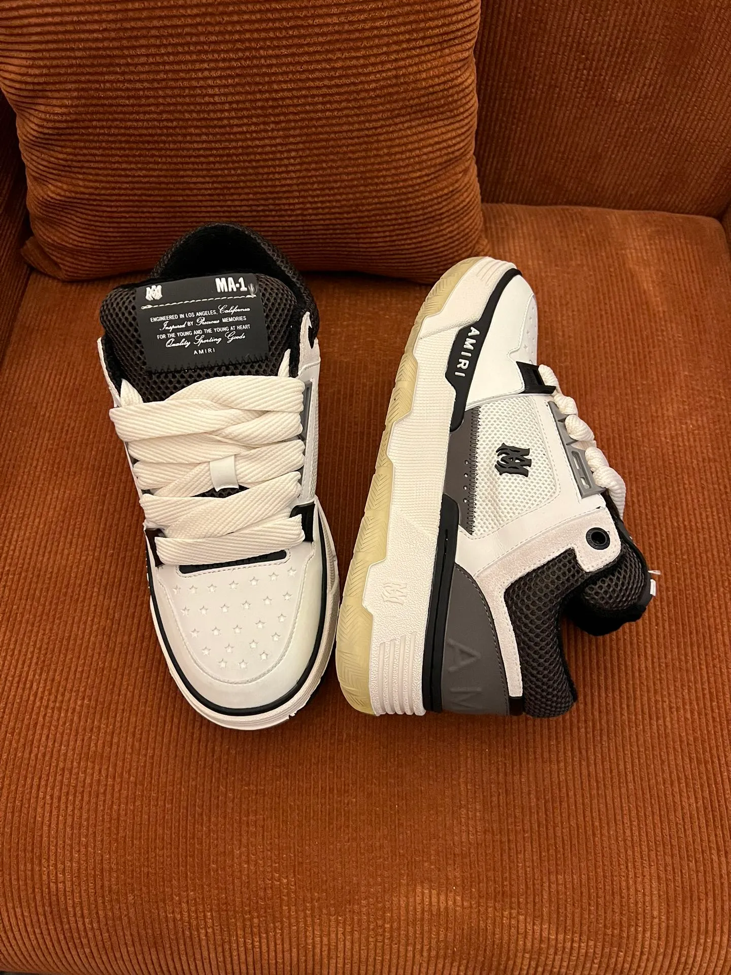 p620💰Men's shoes Amiri Emile's 2023 spring and summer new MA-1 bread shoes, couple models, casual sports shoes, sneakers Amiri gave up the rock punk style in the new season and used a large number of unsaturated colors, Morandi tones, whether you see or wear them, it will make people very happy. The large tongue of the bread shoes continues, shortens the length of the shoe body, thickens the midsole, and the toe part is more rounded. Amiri's brand letters and MA logo appear on the side of the shoe. Fabric: Original customized imported first-layer cowhide + mesh. Lining: Original customized breathable towel lining. Outsole. Foam combination material. Bottom thickness: 4CM. Size: Men's 39-45